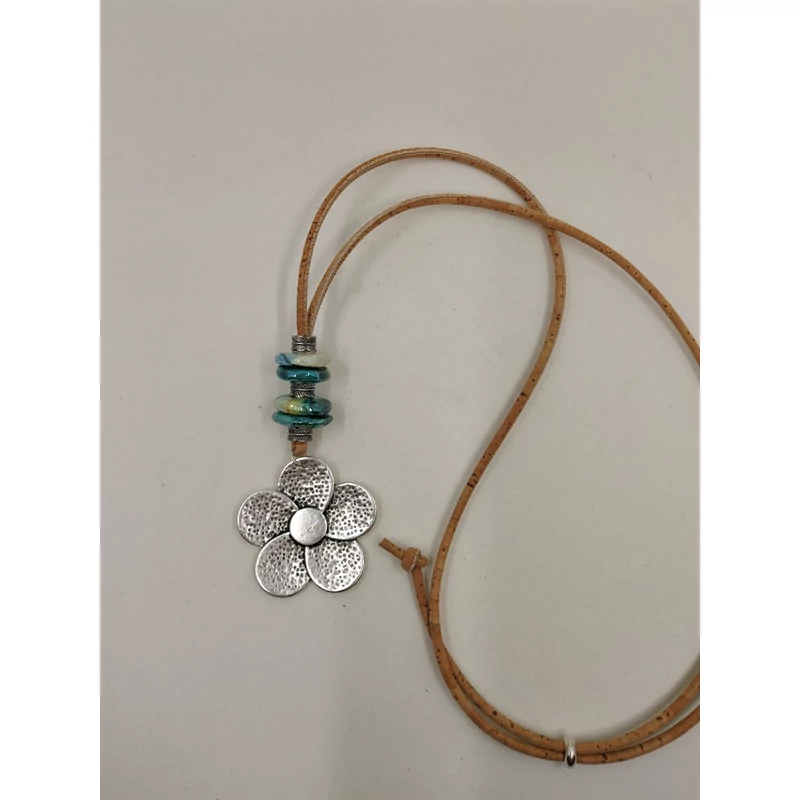 Adjustable long necklace with rose and green ceramic rings  (beige)